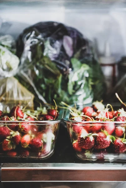 Ράφια Ψυγείου Φορτωμένα Κόκκινες Φρέσκες Φράουλες Του Καλοκαιριού Στον Κήπο — Φωτογραφία Αρχείου