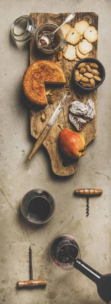 Wein Und Snack Set Vorhanden Flachlage Von Zwei Gläsern Rotwein — Stockfoto