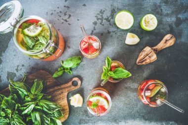 Ev yapımı taze çilek ve fesleğen limonata veya buzlu çay çevre dostu plastik içermeyen pipetler ve koyu gri masa arka plan üzerinde taze malzemeler le cam bardak, üst görünümü