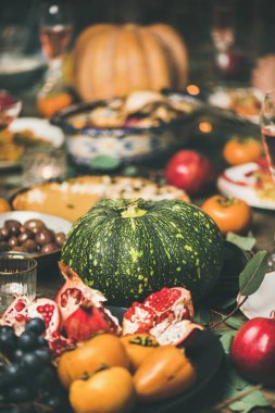 Geleneksel Noel veya Yeni Yıl tatili kutlama partisi. Farklı aperatifler, seçici odak, dikey kompozisyon ile Festival Noel tablosu