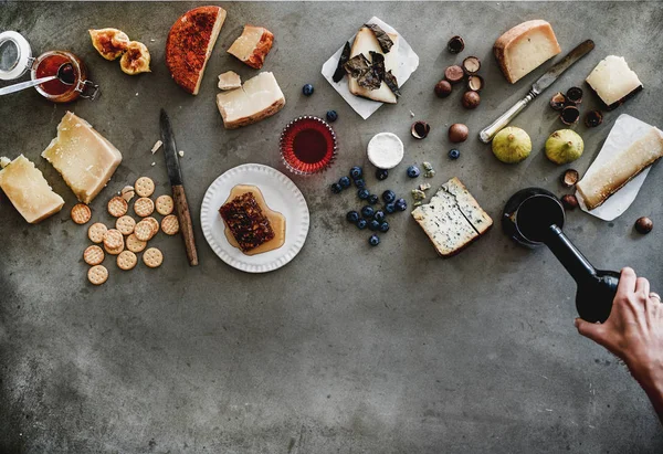 Varietà Snack Vino Piatto Formaggi Miele Frutta Noci Cracker Mani — Foto Stock