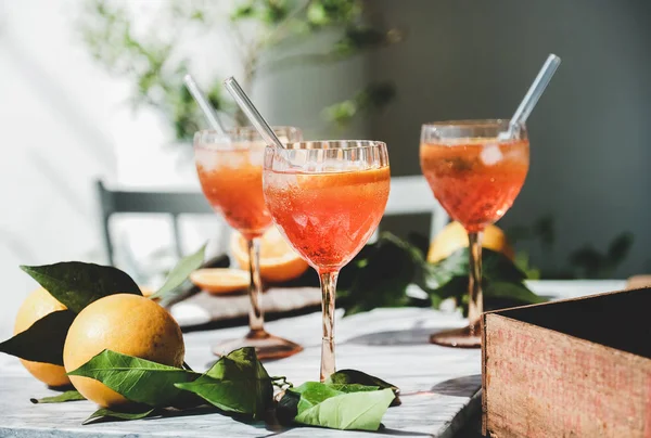 アペロールスプリッツは グレーの大理石のボードに新鮮なオレンジと氷とメガネでアルコールカクテルを食前酒 選択的な焦点 クローズアップ 夏のさわやかなドリンクコンセプト — ストック写真