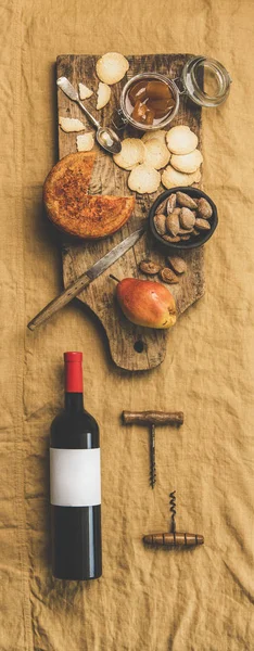 Wein Und Snack Set Vorhanden Flache Weinflasche Mit Leerem Etikett — Stockfoto