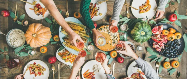 채식주의 감사절 상단보기 구성으로 감사절 테이블에서 안경을 깜박이는 친구들의 평평한 — 스톡 사진