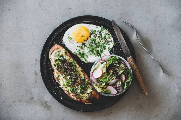Sağlıklı Kahvaltı Otlar Lahana Ile Ekşi Hamur Ekmek Üzerinde Avokado — Stok fotoğraf