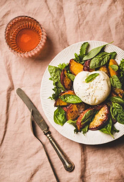 Plochý Salát Jemným Sýrem Burrata Grilované Broskve Skleněným Vínem Růžového — Stock fotografie