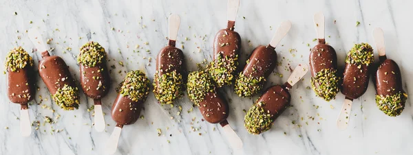 Colocación Plana Helado Glaseado Chocolate Con Hielo Pistacho Sobre Fondo — Foto de Stock