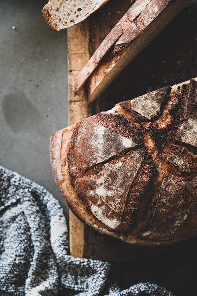 Flache Lage Aus Frisch Gebackenem Sauerteigbrot Und Scheiben Auf Holzbrett — Stockfoto