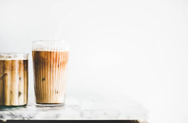 Latte Buatan Sendiri Kopi Dalam Gelas Dengan Sedotan Meja Marmer — Stok Foto