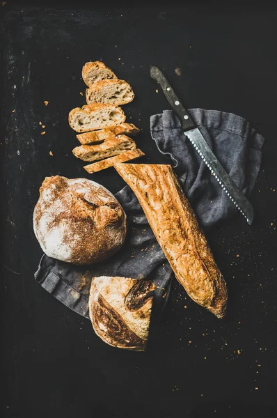 Colocación Plana Baguette Recién Horneada Cortada Rodajas Pan Lino Oscuro —  Fotos de Stock