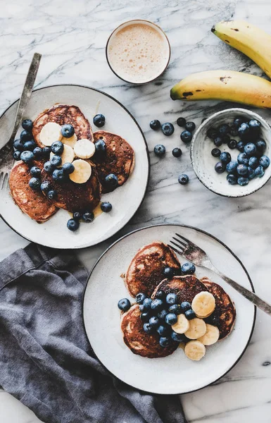 Gesundes Komfortfrühstücksset Flachlage Von Bananenpfannkuchen Mit Blaubeeren Und Honig Und — Stockfoto