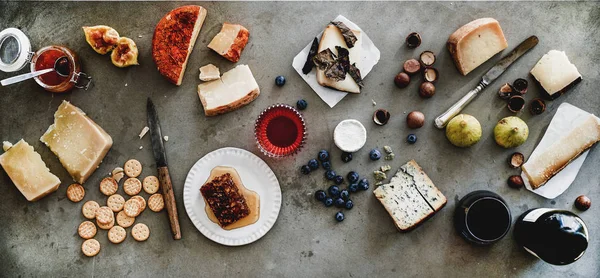 Varietà Vino Snack Piatto Formaggi Miele Frutta Noci Cracker Vino — Foto Stock