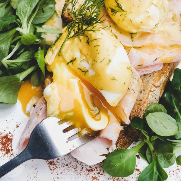 Pequeno Almoço Moderno Flat Lay Ovos Escalfados Benedict Torrada Pão — Fotografia de Stock