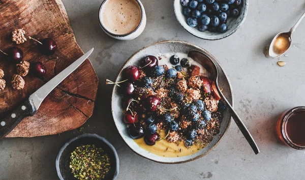 Sağlıklı Vegan Kahvaltı Taze Meyve Tohum Fındık Çilek Gri Arka — Stok fotoğraf