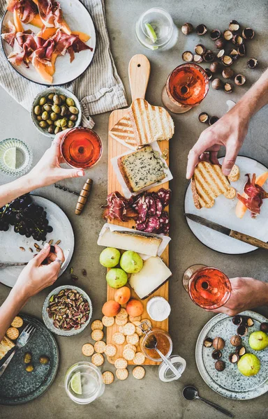 Közép Nyári Piknik Borral Snackekkel Charcuterie Sajttábla Lapos Rakása Rózsabor — Stock Fotó