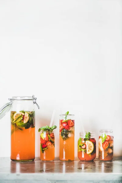 Limonada Casera Fresa Albahaca Helado Vidrio Vasos Con Pajitas Ecológicas —  Fotos de Stock