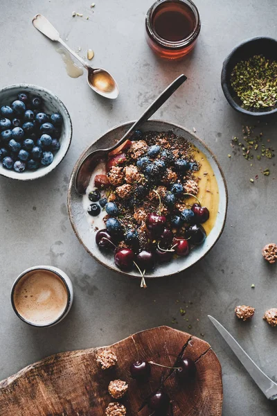 Sağlıklı Vegan Kahvaltı Meyve Bal Tohumlar Fındık Çilek Gri Beton — Stok fotoğraf