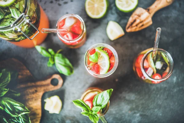 Fresa Fresca Casera Limonada Albahaca Helado Vasos Vidrio Con Pajitas —  Fotos de Stock