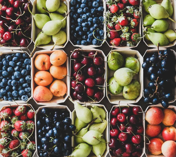 Surtido Frutas Bayas Verano Puesta Plana Fresas Cerezas Uvas Arándanos — Foto de Stock