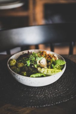 Sağlıklı akşam yemeği veya öğle yemeği ayarı. Vegan superbowl veya buda kase humus, sebze, taze salata, fasulye, kuskus ve masada avokado ile. Vejetaryen, temiz yeme, alkali diyet gıda