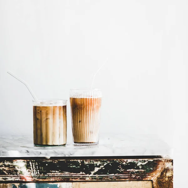 Hausgemachter Eiskaffee Gläsern Mit Strohhalmen Auf Grauem Marmortisch Weiße Wand — Stockfoto