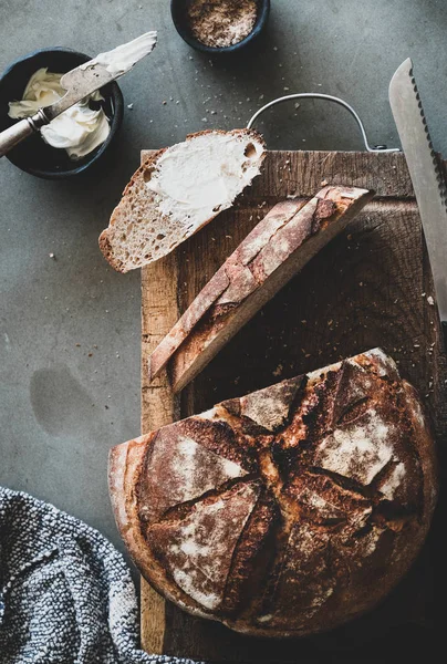面包和黄油早餐或小吃 在灰色混凝土桌子背景上 平铺新鲜出炉的酸面包面包和片 加黄油和熏盐 顶视图 — 图库照片