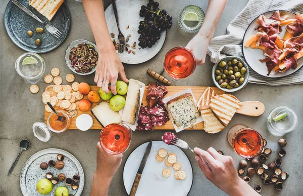 Picnic Mediados Verano Con Vino Aperitivos Flat Lay Charcutería Tabla — Foto de Stock