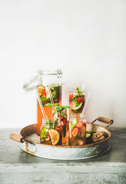 Fresa Casera Limonada Albahaca Helado Frascos Vidrio Con Pajitas Ecológicas —  Fotos de Stock