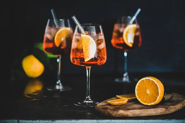 Aperol Spritz Aperitivo Com Laranjas Gelo Vidro Com Palha Vidro — Fotografia de Stock