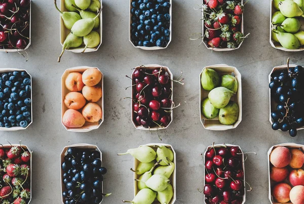 Fruta Verão Sortimento Baga Colocação Plana Morangos Frescos Cerejas Uvas — Fotografia de Stock