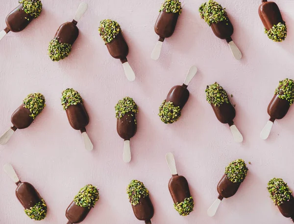 아이스크림 아이스 패턴입니다 파스텔 배경위에 피스타치오 너트가 장식된 초콜릿 글레이즈 — 스톡 사진