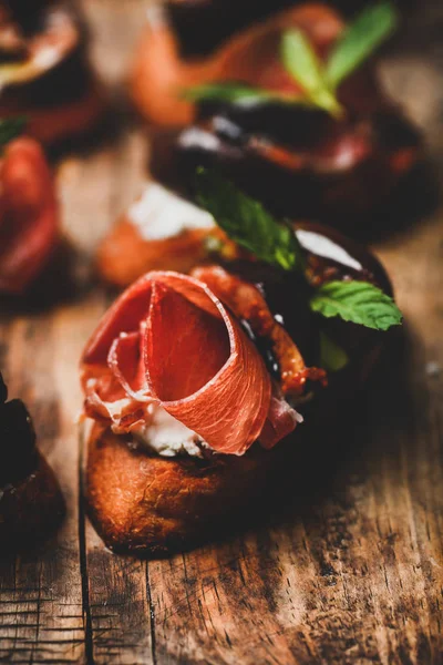 Party Oder Catering Crostini Mit Schinken Ziegenkäse Und Gegrillten Feigen — Stockfoto