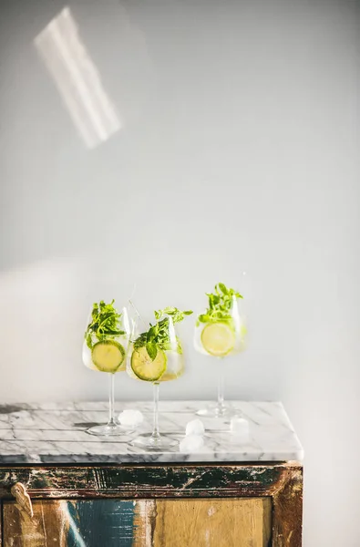Hugo Musujące Wino Koktajl Świeżej Mięty Limonki Białym Drewnianym Marmurowym — Zdjęcie stockowe