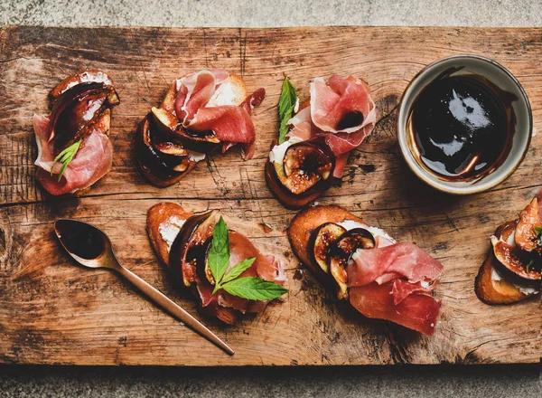 Party Catering Food Flat Lay Crostini Prosciutto Goat Cheese Grilled — Stock Photo, Image