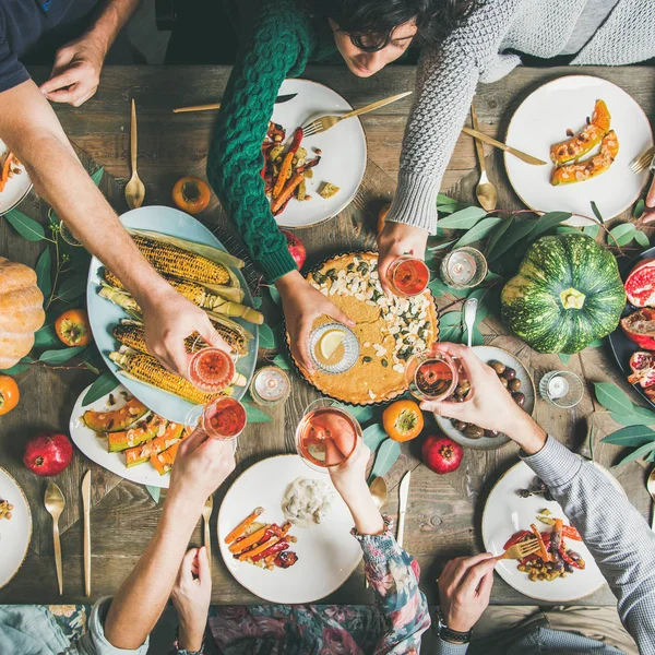 素食感恩节 友爱节日庆典 在感恩节的餐桌上 朋友们平躺在地上 用南瓜派 水果和葡萄酒 头像和正方形的庄稼拍打着眼镜 — 图库照片