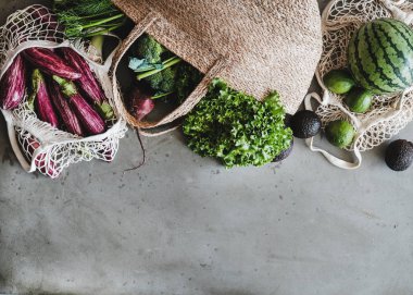 Çevre dostu bir yaşam tarzı. Taze organik sebze, yeşillik, yerel çiftçi pazarından meyve, kopya alanı ile bakkal jüt ve net çanta Düz yatıyordu. Sıfır atık, sağlıklı, vegan ve temiz beslenme konsepti