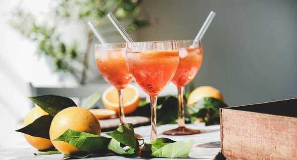 Aperol Spritz Aperitif Alcohol Cold Drink Glasses Fresh Oranges Ice — ストック写真
