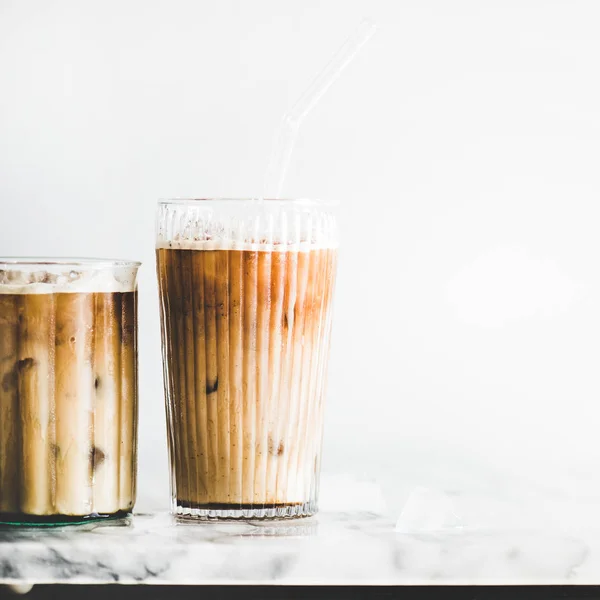 Latte Buatan Sendiri Kopi Dalam Gelas Dengan Sedotan Meja Marmer — Stok Foto