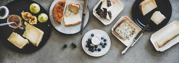 Wine Snack Variety Flat Lay Cheeses Apricot Jam Fresh Fruit — ストック写真