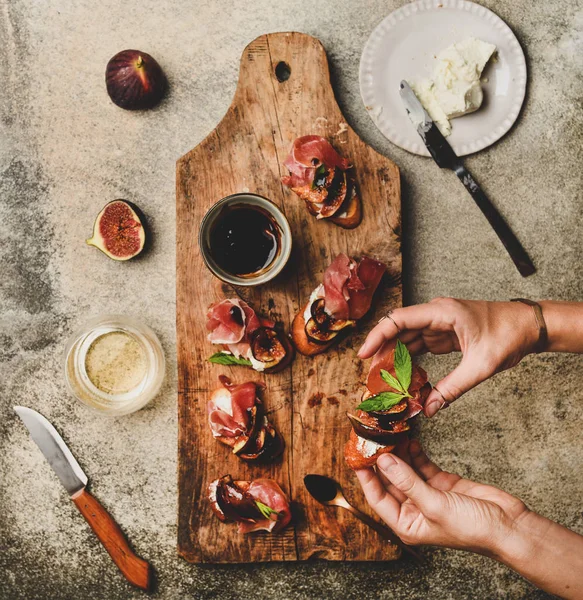 Comida Fiesta Catering Colocación Plana Crostini Con Jamón Queso Cabra — Foto de Stock