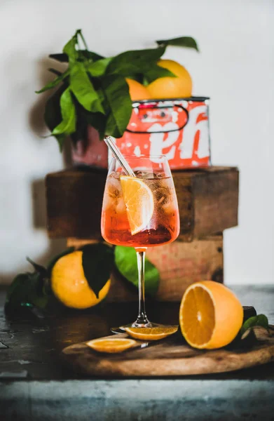 Aperol Spritz Aperitiv Pomeranči Ledem Skle Ekologicky Šetrnou Skleněnou Slámou — Stock fotografie