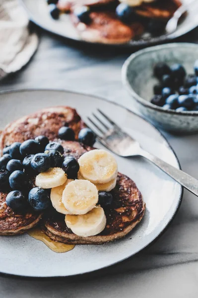 Sano Set Colazione Comfort Piatto Lay Frittelle Banana Con Mirtillo — Foto Stock