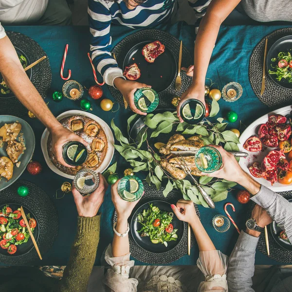 Sekelompok Teman Berkumpul Untuk Makan Malam Natal Atau Tahun Baru — Stok Foto