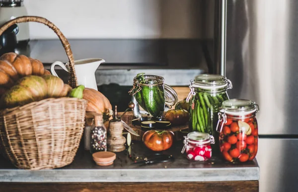 Conservação Enlatamento Vegetais Outono Ingredientes Frescos Frascos Vidro Com Legumes — Fotografia de Stock