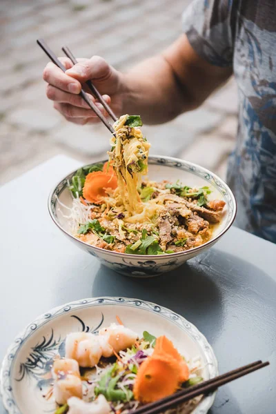 Een Man Die Dineert Vietnam Restaurant Man Eet Vietnamese Noodle — Stockfoto