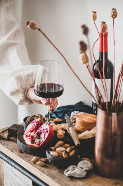 Vinho Tinto Bordo Com Queijo Frutas Amêndoas Azeitonas Flores Decorativas — Fotografia de Stock