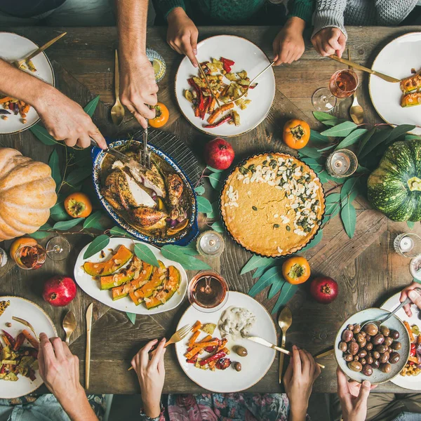 Thanksgiving Fête Fête Amitié Plat Couche Amis Festoyant Table Jour — Photo