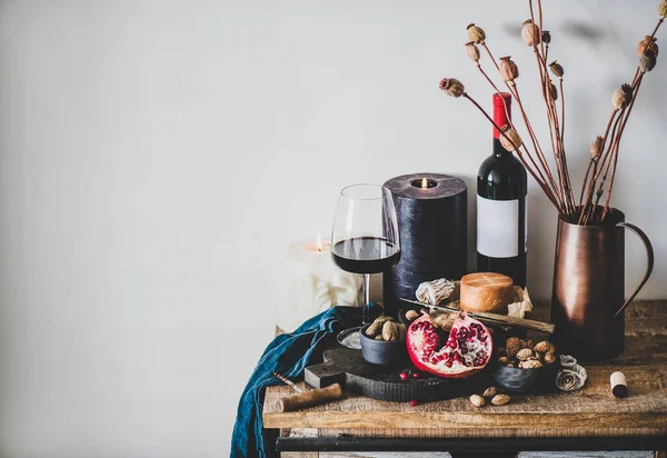 Şarap Atıştırmalık Seti Bir Bardak Kırmızı Şarap Içinde Peynir Meyve — Stok fotoğraf