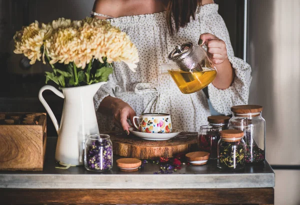 Jeune Femme Caucasienne Versant Thé Vert Fraîchement Infusé Pot Verre — Photo