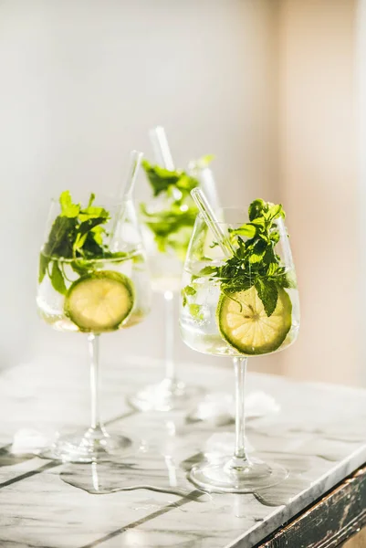 Hugo Sparkling Wine Cocktail Fresh Mint Lime Glasses Eco Friendly — Stock Photo, Image